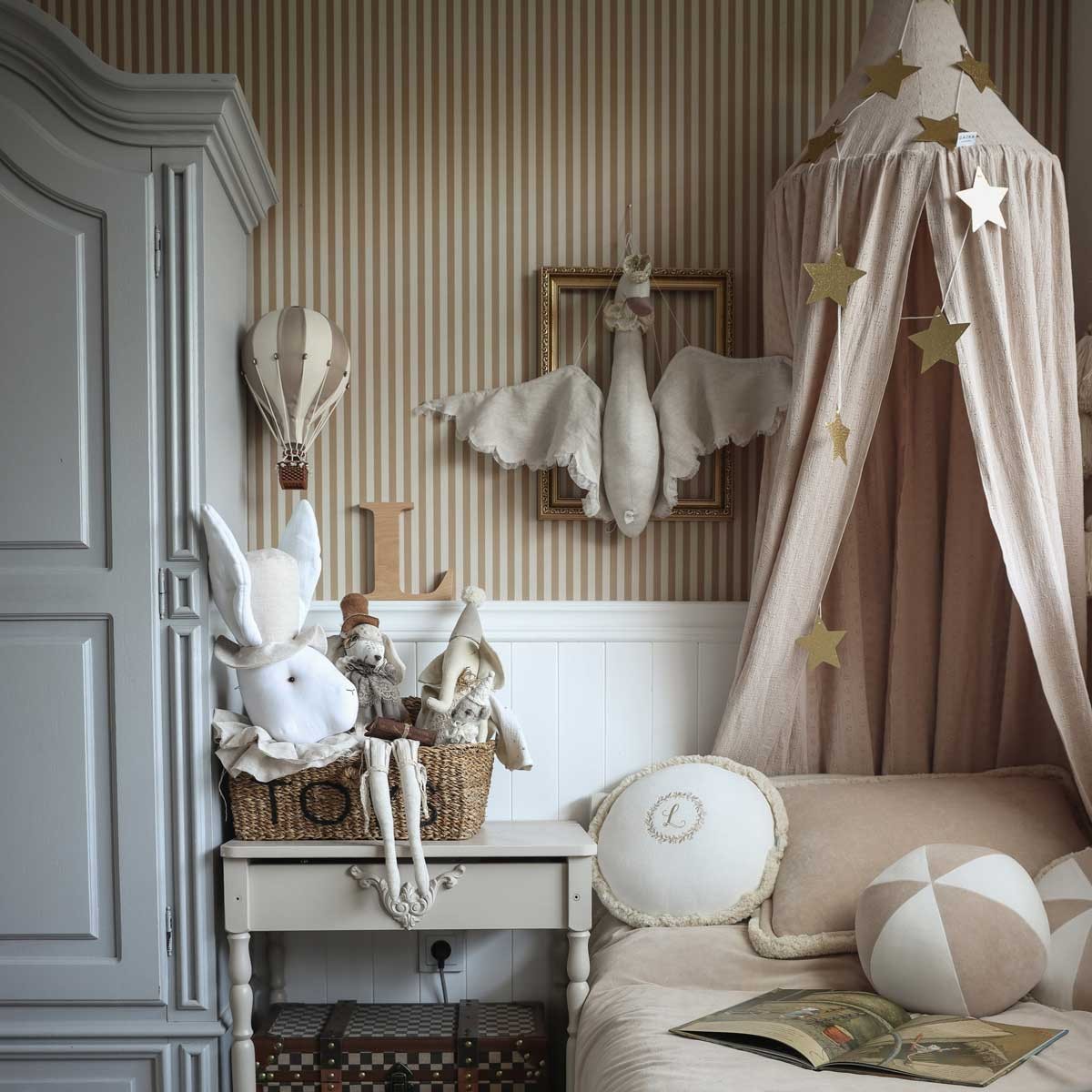 Simple Vintage Stripes Wallpaper - Beige And Brown